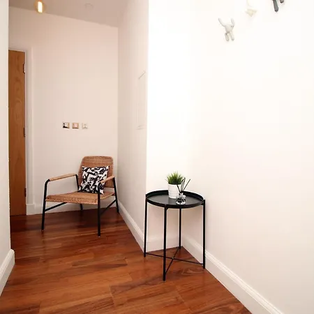 No 2 Under The Clock By Ssw - 2Br, Right In The City Centre, Sleeps 6 Cardiff Exterior photo