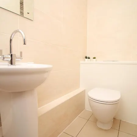No 2 Under The Clock By Ssw - 2Br, Right In The City Centre, Sleeps 6 Cardiff Exterior photo