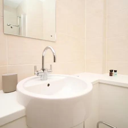 No 2 Under The Clock By Ssw - 2Br, Right In The City Centre, Sleeps 6 Cardiff Exterior photo