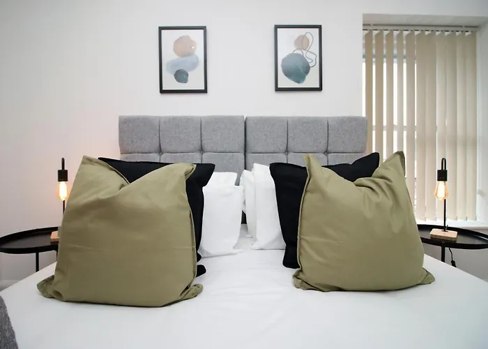 No 2 Under The Clock By Ssw - 2Br, Right In The City Centre, Sleeps 6