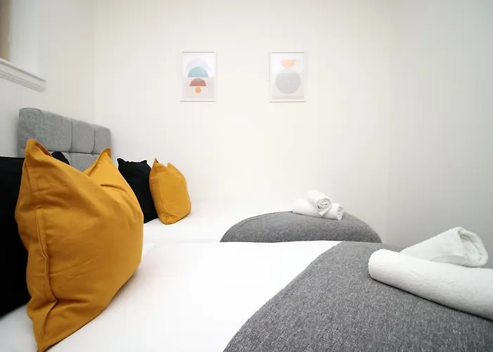 No 2 Under The Clock By Ssw - 2Br, Right In The City Centre, Sleeps 6