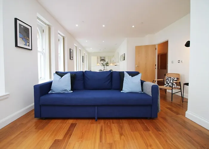 No 2 Under The Clock By Ssw - 2Br, Right In The City Centre, Sleeps 6